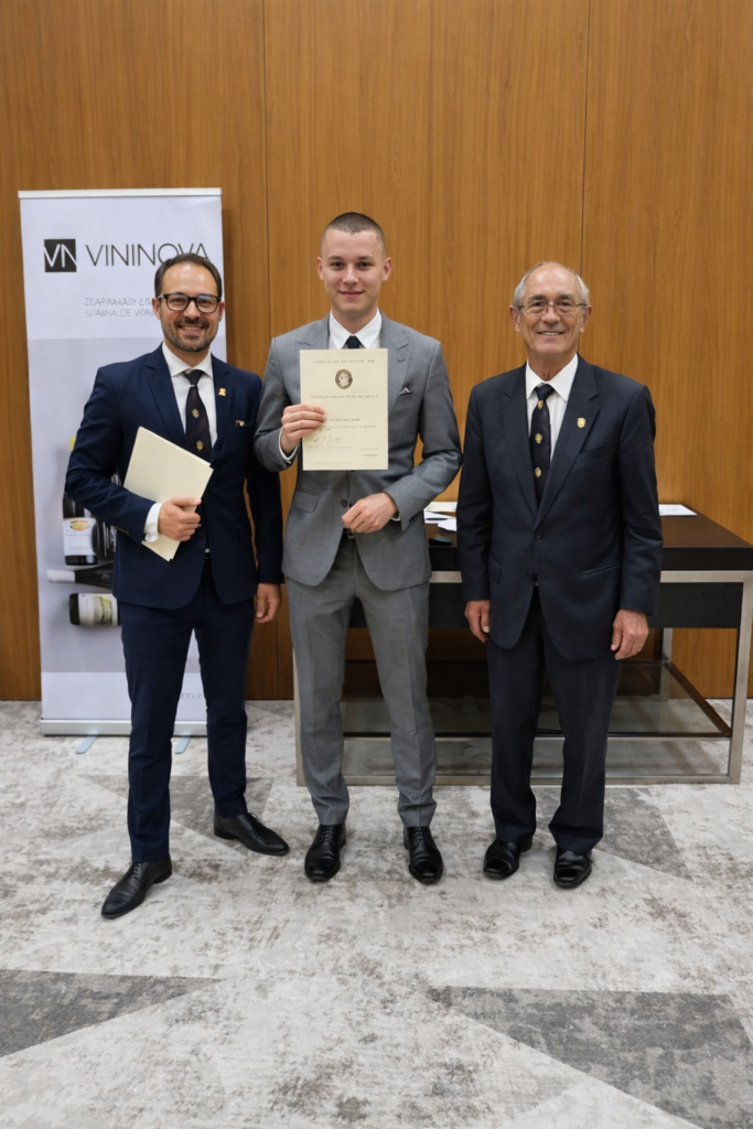 Trener warsztatów kelnerskich i certyfikowany sommelier podczas szkolenia gastronomicznego