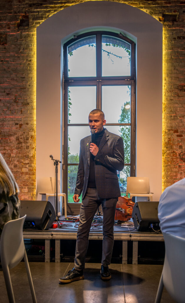 trener ze szkoleń kelnerskich